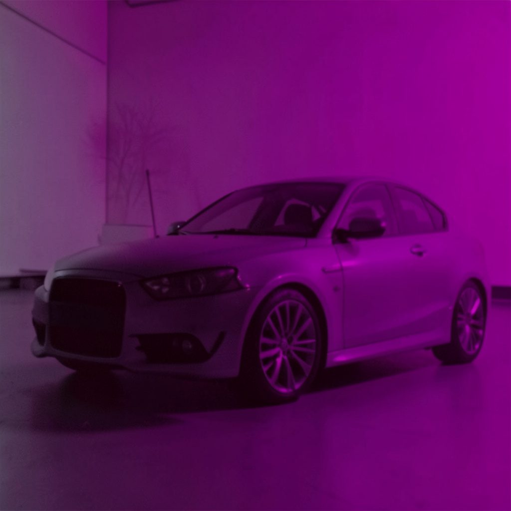 Imagen en duotono gris y violeta de un dispositivo móvil sobre una superficie minimalista, evocando tecnología y sencillez